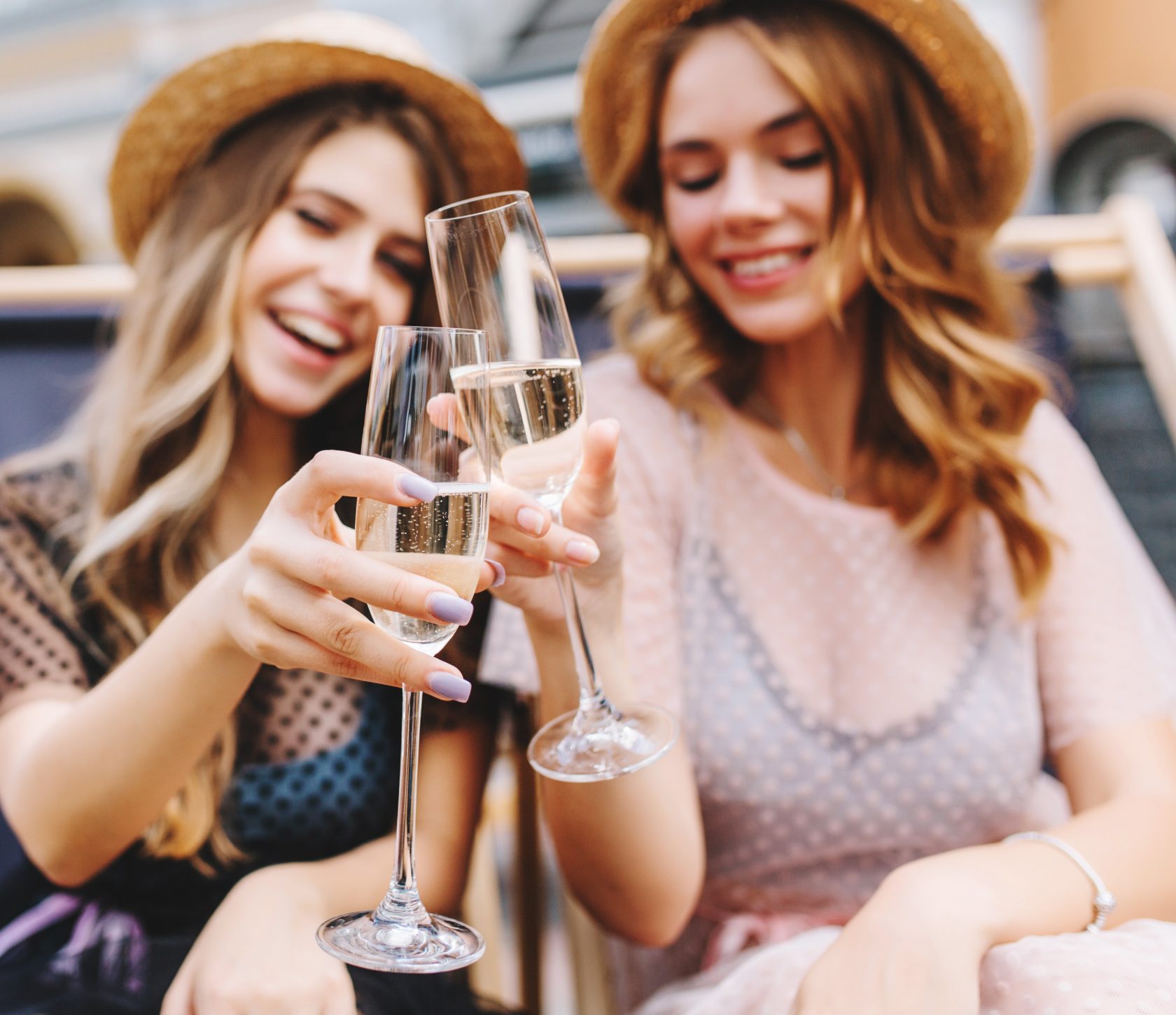 apidaeportrait-plein-air-joyeuses-jeunes-femmes-celebrant-vacances-gobelets-champagne-au-premier-plan