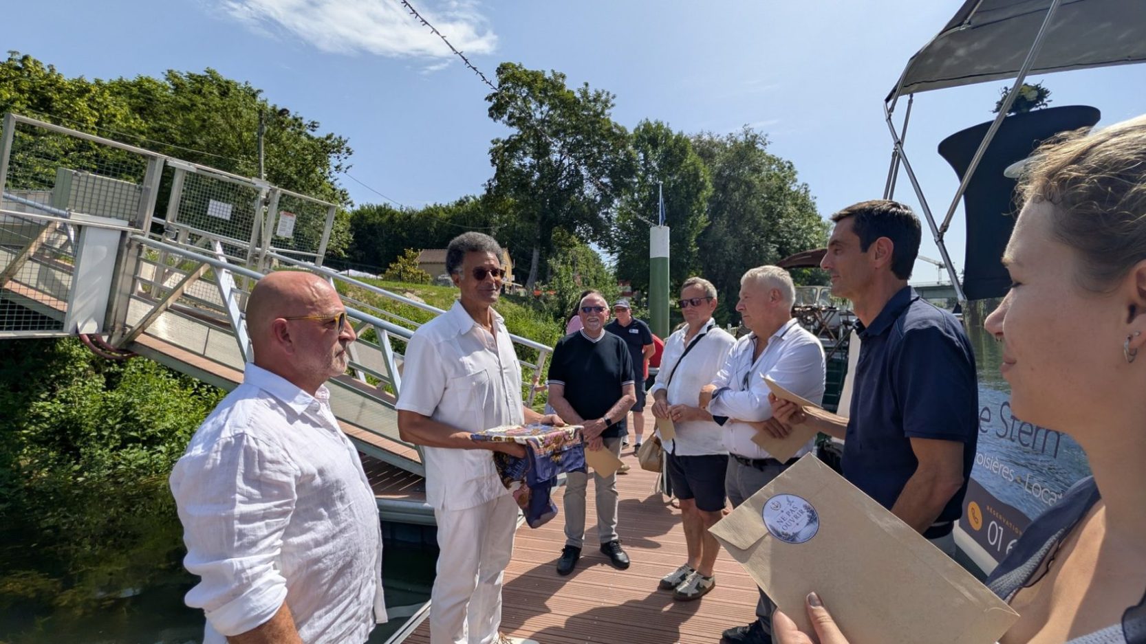 Accueil des invités sur le ponton du port Ferté Confluences lors du baptême du Stern, le 30 mai 2026
