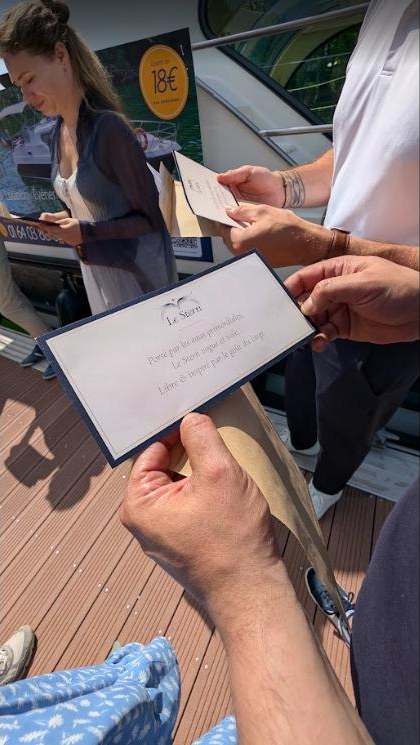 Le carton remis à chaque invité lors du baptême du yacht Le Stern
