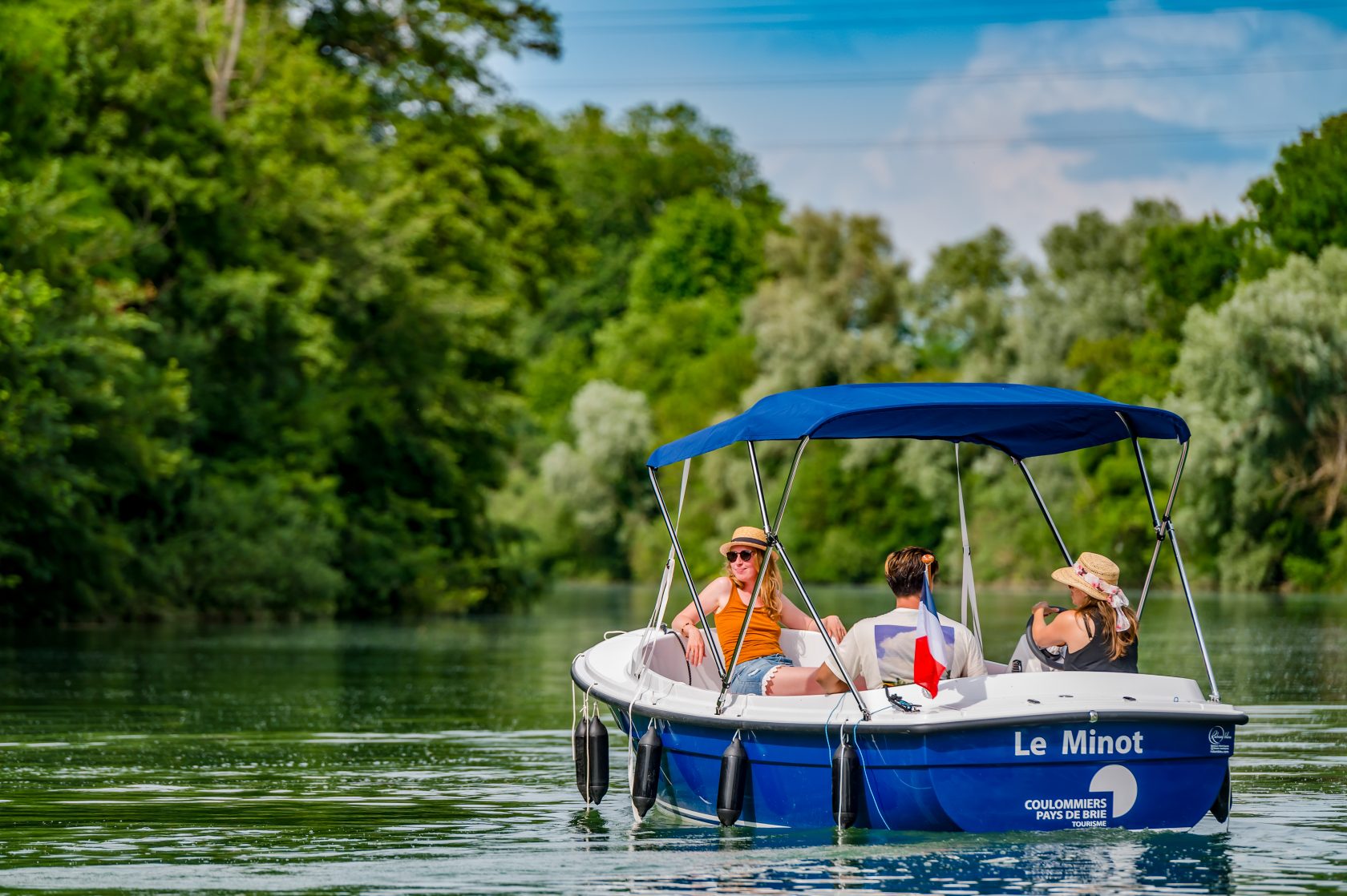 Bateau électrique, l'un des loisirs nautiques sur la Marne de Ferté Confluences