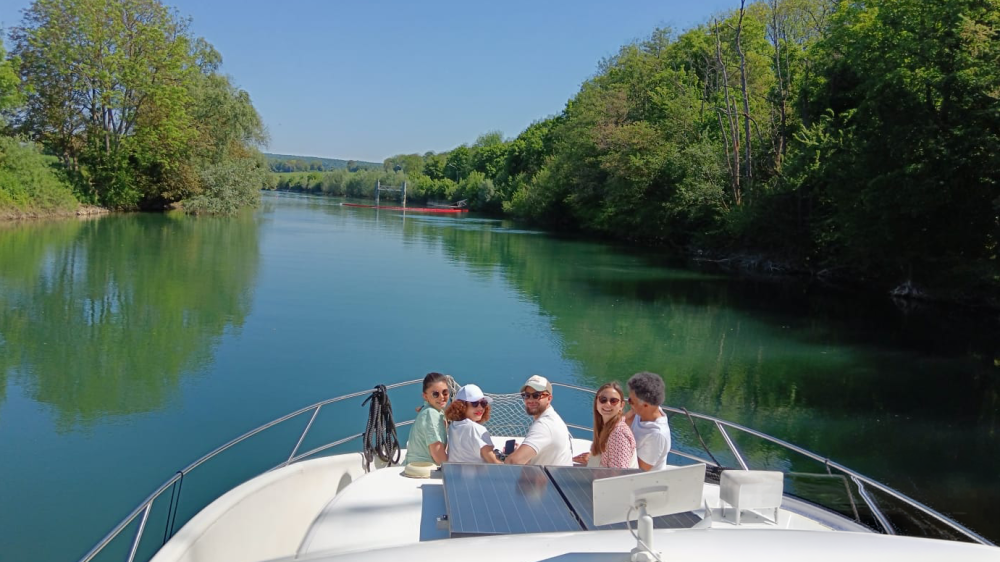 Profitez d'une croisière découverte sur la Marne avec vue panoramique depuis la terrasse flybridge du yacht Le Sterne.