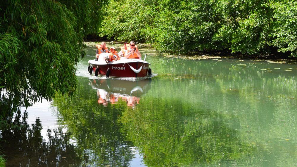 Bateau électrique sans permis sur le Grand Morin au parc des Capucins à Coulommiers