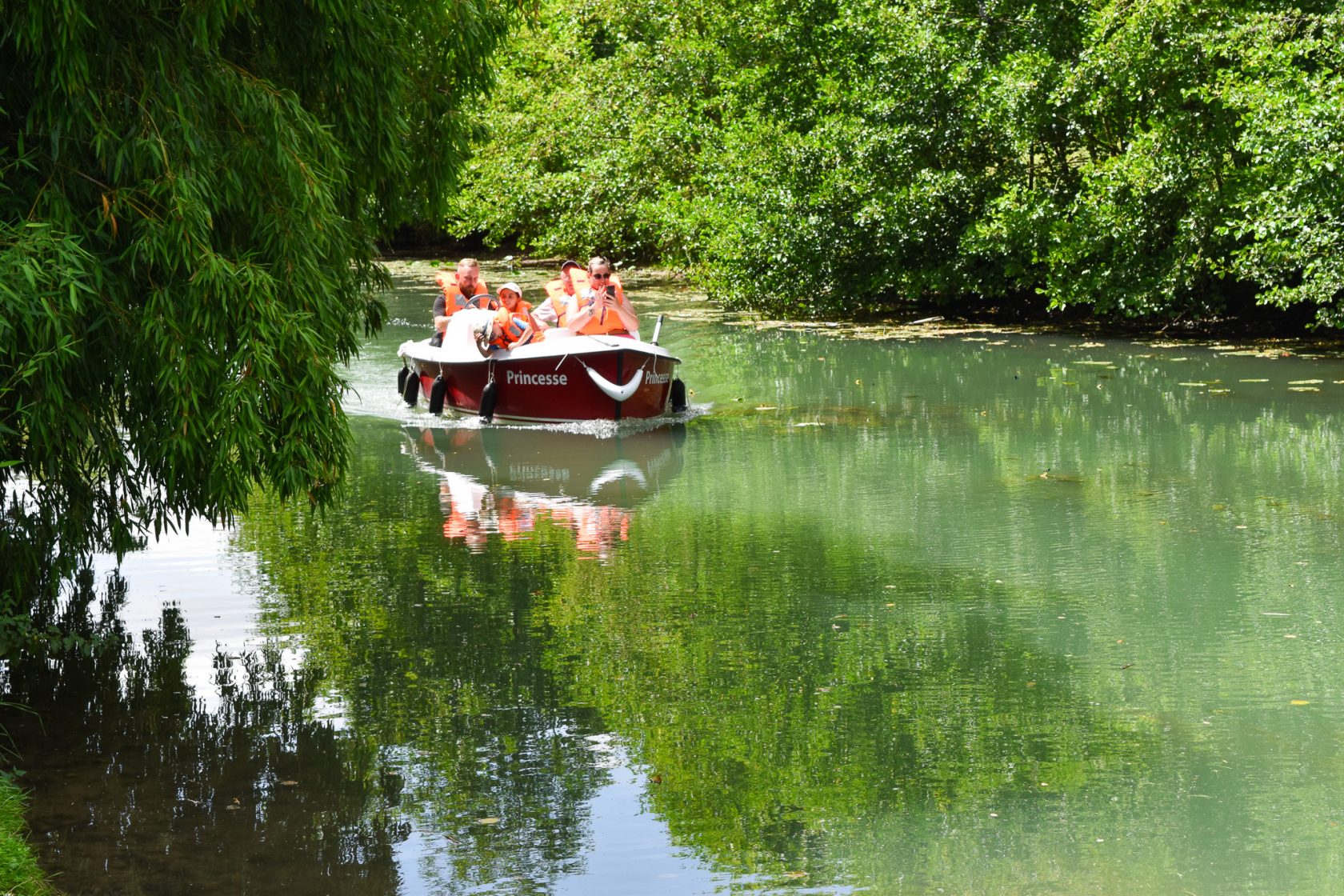 Bateau électrique sans permis sur le Grand Morin au parc des Capucins à Coulommiers