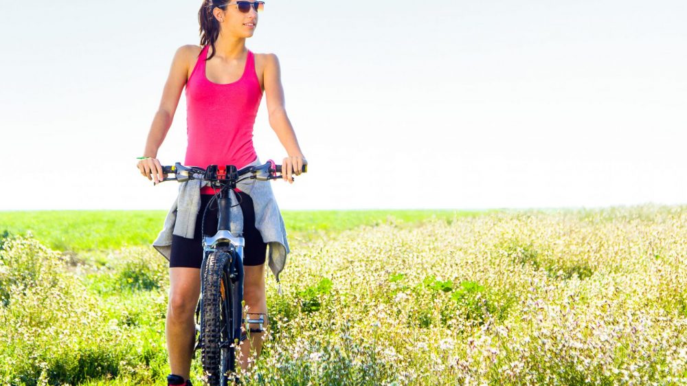 fit-femme-velo-montagne