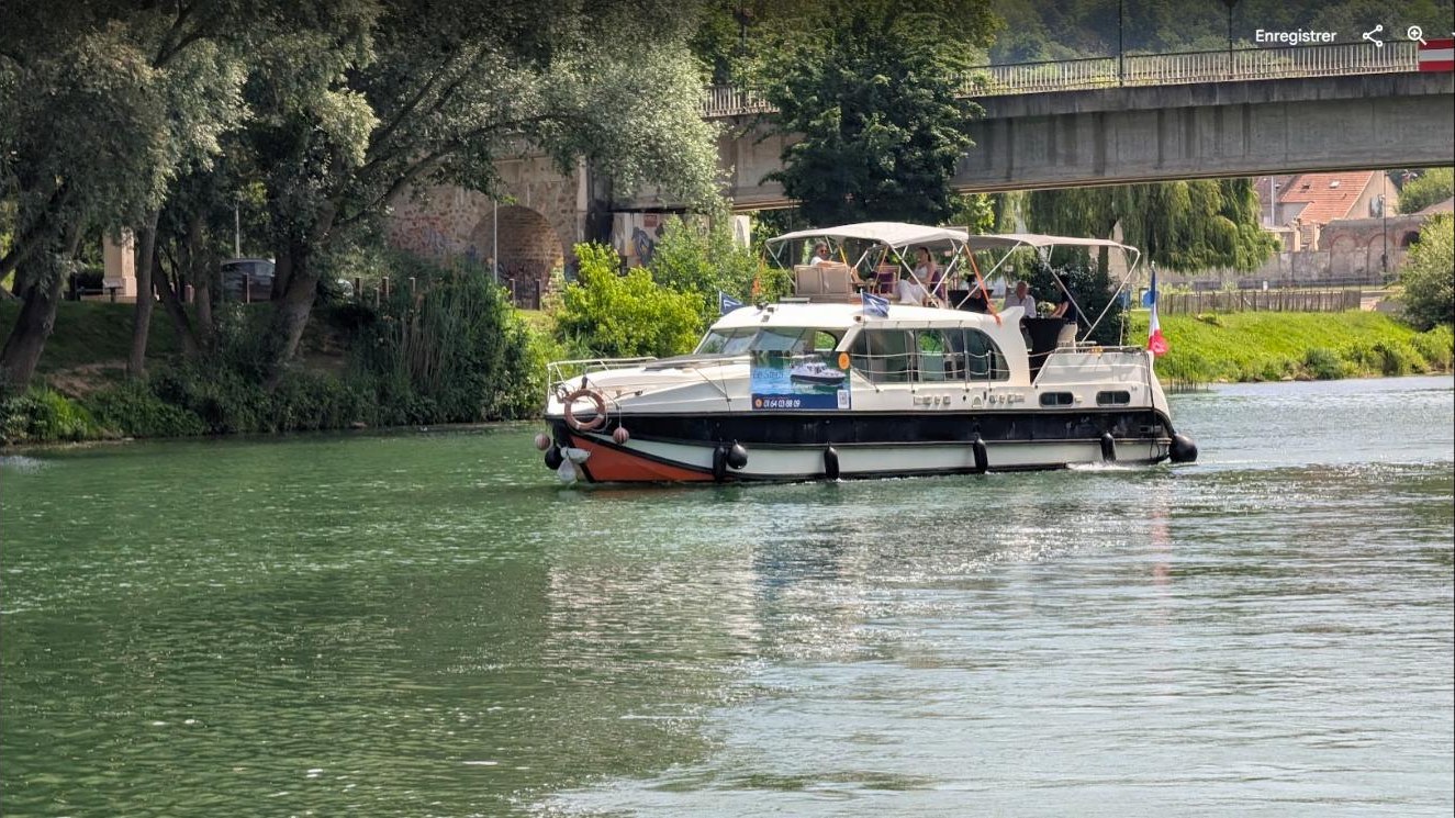 Le yacht Le Stern passe sous le pont de La Ferté-sous-Jouarre sur la Marne
