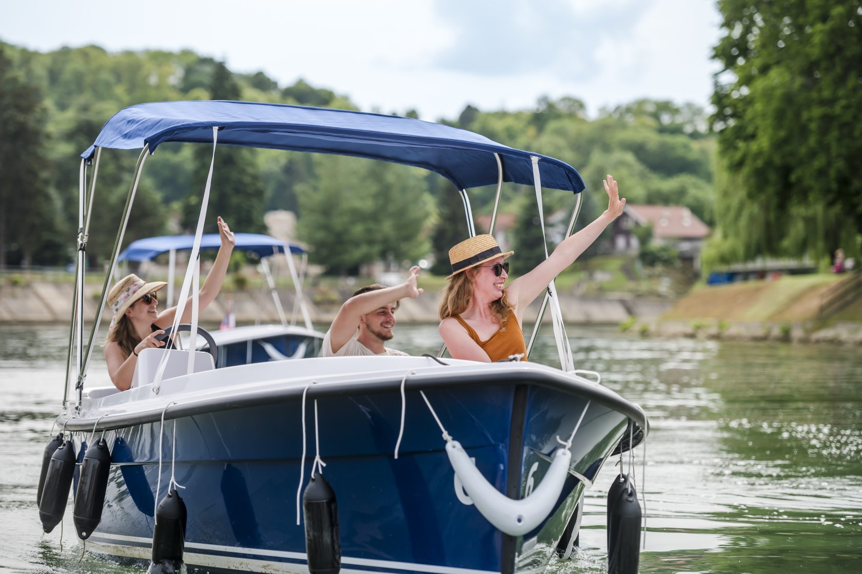 Location bateau Mouss' sans permis Marne Groupe d'amis à bord du bateau Mouss' sans permis sur la Marne à Ferté-sous-Jouarre